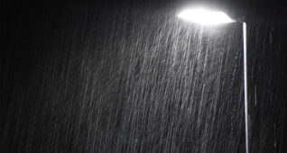 深夜に降る雨と街灯