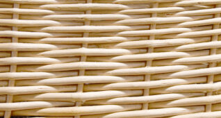 編んでいるかごの表面