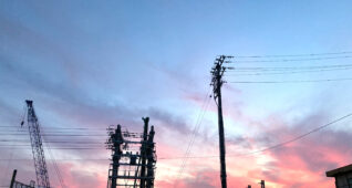 電線とピンク色の混ざった空