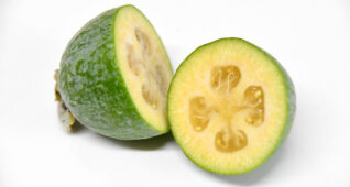 半分に切ったフェイジョア